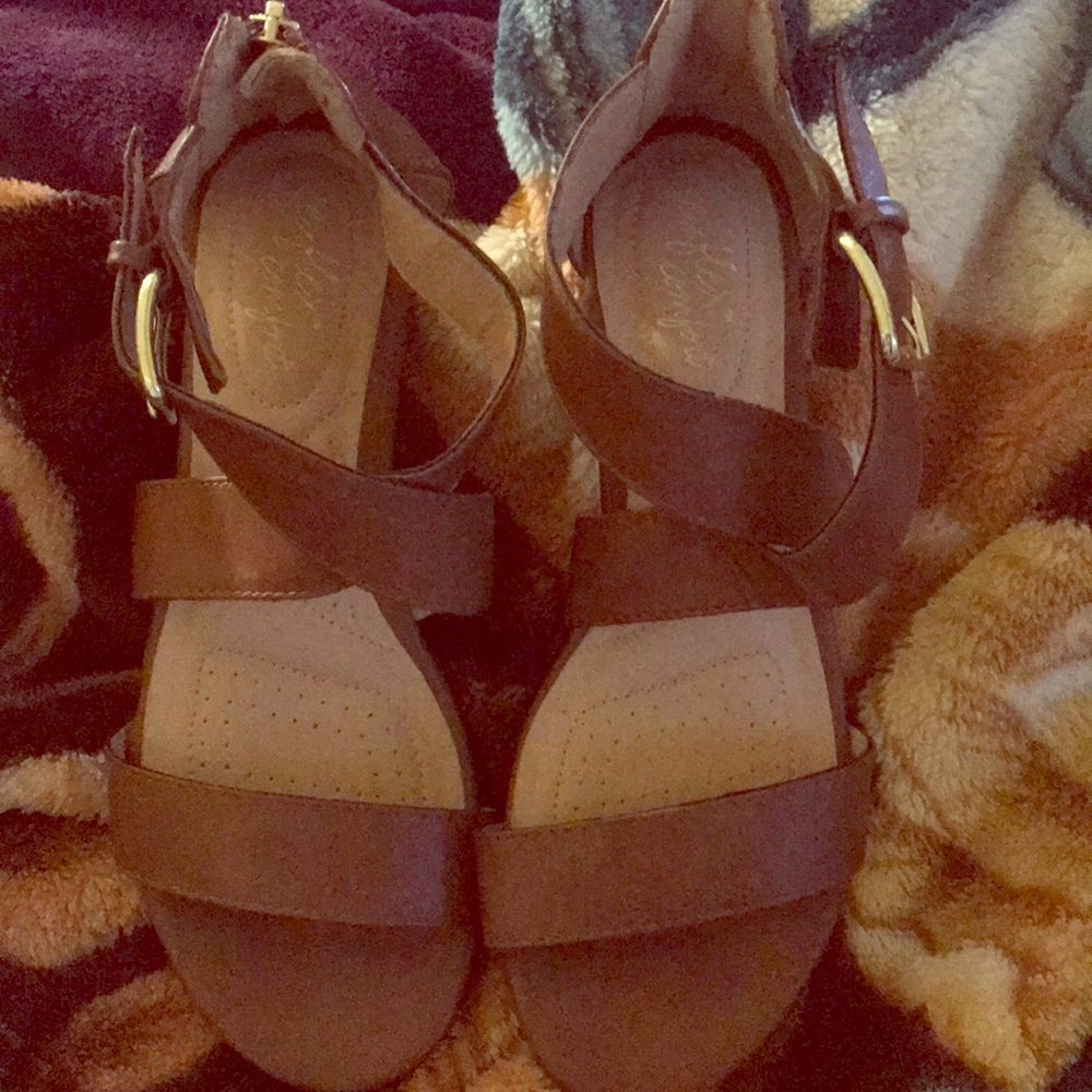 Sandals new w/o tags